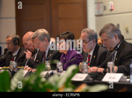 Chicago, Stati Uniti d'America. Xviii Dicembre, 2014. Stati Uniti Il segretario del commercio Penny Pritzker (terza R) e U.S. Rappresentante di commercio Michael Froman (seconda R) partecipare alla XXV Assemblea Plenaria della Cina-STATI UNITI Commissione mista di commercio e scambi (JCCT) in Chicago, Stati Uniti, Dic 18, 2014. Il cinese e il governo americano funzionari il giovedì si è riunito per il commercio annuale colloqui in Chicago, una città negli Stati Uniti stato dell'Illinois, nella speranza di rafforzare la cooperazione futura potenziale. © Yin Bogu/Xinhua/Alamy Live News Foto Stock