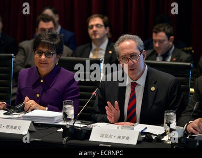 Chicago, Stati Uniti d'America. Xviii Dicembre, 2014. Stati Uniti Il segretario del commercio Penny Pritzker (L) e U.S. Rappresentante di commercio Michael Froman partecipare alla XXV Assemblea Plenaria della Cina-STATI UNITI Commissione mista di commercio e scambi (JCCT) in Chicago, Stati Uniti, Dic 18, 2014. Il cinese e il governo americano funzionari il giovedì si è riunito per il commercio annuale colloqui in Chicago, una città negli Stati Uniti stato dell'Illinois, nella speranza di rafforzare la cooperazione futura potenziale. © Yin Bogu/Xinhua/Alamy Live News Foto Stock