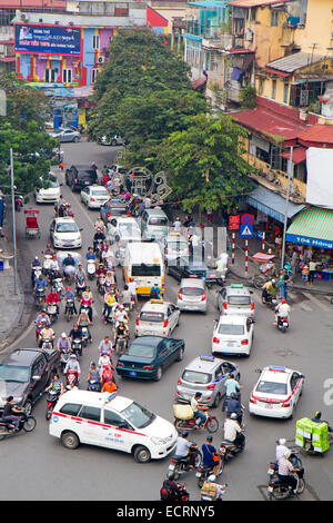 Il traffico nella città vecchia di Hanoi e Foto Stock