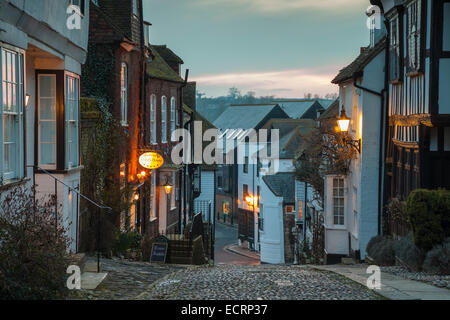 Pomeriggio a molla su Mermaid Street in segale, East Sussex, Inghilterra. Foto Stock