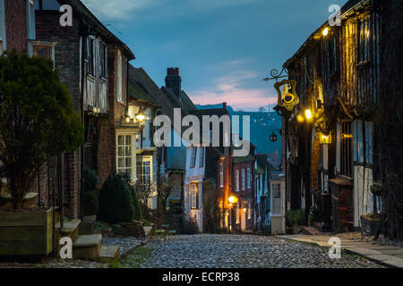 Di sera su Mermaid Street in segale, East Sussex, Inghilterra Foto Stock