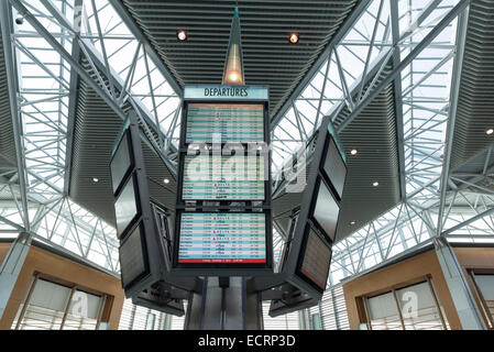 Scheda di gate nell atrio del terminal in aeroporto Internazionale di Portland, Oregon. Foto Stock