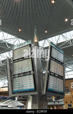 Scheda di gate nell atrio del terminal in aeroporto Internazionale di Portland, Oregon. Foto Stock