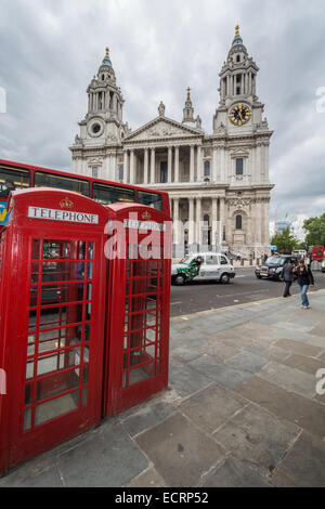 Vista della magnifica Basilica di San Paolo Cattedrale. Si trova nella parte superiore di Ludgate Hill - punto più alto della città di Londra. La cattedrale è stata costruita da Christopher Wren tra 1675 e 1711. Foto Stock