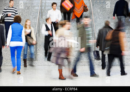 Consumatore Salendo le scale, sfocatura del movimento Foto Stock