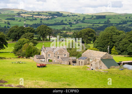 I terreni agricoli e una fattoria vicino a Kirkby Lonsdale nel lune Valley, Cumbria, Regno Unito. Foto Stock