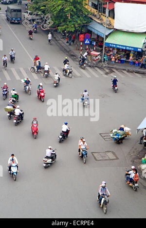 Il traffico nella città vecchia di Hanoi e Foto Stock
