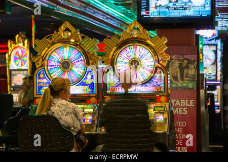 Gamblers giocare le slot machines in Las Vegas, Nevada, USA. Foto Stock