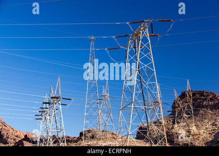 Tralicci prendendo l'elettricità da fonti rinnovabili dalla Hoover Dam hydro power station, il Lago Mead, Nevada, Stati Uniti d'America. Foto Stock