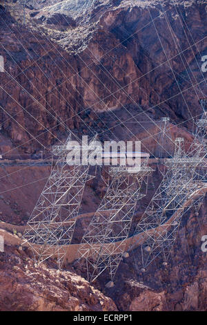 Tralicci prendendo l'elettricità da fonti rinnovabili dalla Hoover Dam hydro power station, il Lago Mead, Nevada, Stati Uniti d'America. Foto Stock