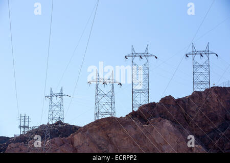 Tralicci prendendo l'elettricità da fonti rinnovabili dalla Hoover Dam hydro power station, il Lago Mead, Nevada, Stati Uniti d'America. Foto Stock