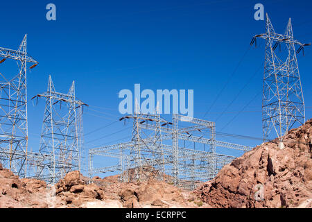 Tralicci prendendo l'elettricità da fonti rinnovabili dalla Hoover Dam hydro power station, il Lago Mead, Nevada, Stati Uniti d'America. Foto Stock