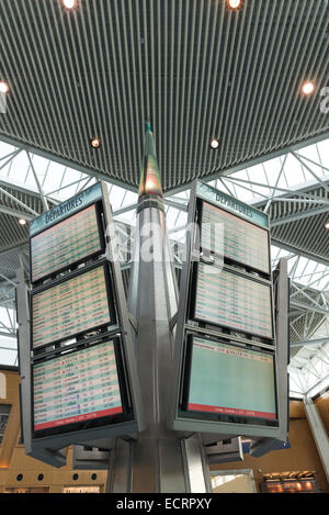 Scheda di gate nell atrio del terminal in aeroporto Internazionale di Portland, Oregon. Foto Stock