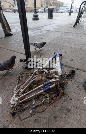 Il telaio di una bicicletta vandalizzato bloccato per un portabiciclette, Chicago. Foto Stock