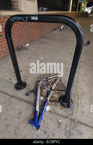 Il telaio di una bicicletta vandalizzato bloccato per un portabiciclette, Chicago. Foto Stock