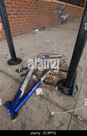 Il telaio di una bicicletta vandalizzato bloccato per un portabiciclette, Chicago. Foto Stock