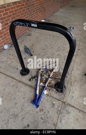 Il telaio di una bicicletta vandalizzato bloccato per un portabiciclette, Chicago. Foto Stock