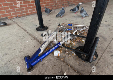 Il telaio di una bicicletta vandalizzato bloccato per un portabiciclette, Chicago. Foto Stock