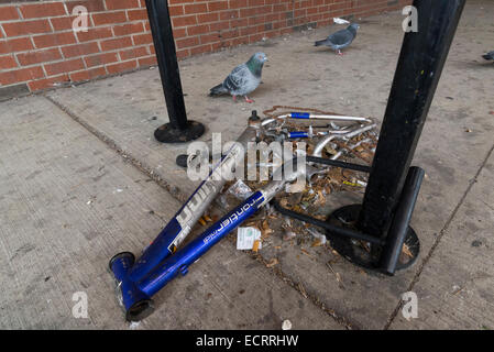 Il telaio di una bicicletta vandalizzato bloccato per un portabiciclette, Chicago. Foto Stock