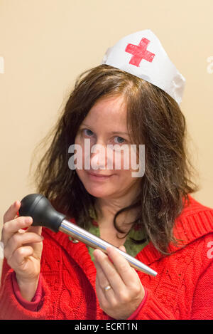 Donna con la Turchia baster e in casa infermieri hat. Foto Stock