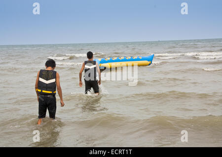 Un gruppo di giovani di andare a cavalcare banana boat. Foto Stock