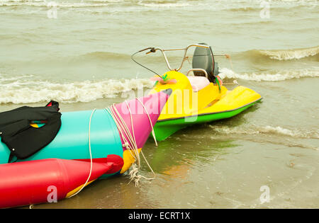 Banana Boat sulla spiaggia per i turisti provenienti da giocare. Foto Stock