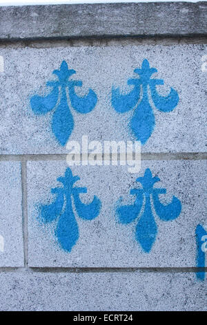 Il Fleur-De-Lys verniciato a spruzzo su una parete nella Vecchia Quebec City. Foto Stock