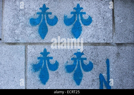 Il Fleur-De-Lys verniciato a spruzzo su una parete nella Vecchia Quebec City. Foto Stock