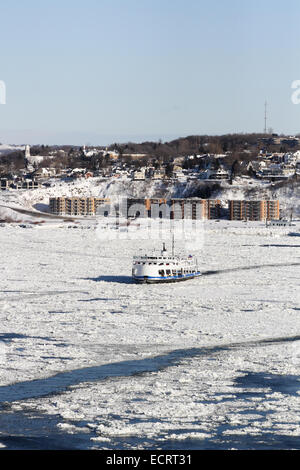 The Quebec Ferry's crossing the St. Lawrence through heavy ice. Foto Stock
