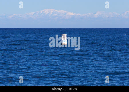 Neve fresca sulle montagne di San Gabriel visto da Avalon, Isola Catalina, California. Foto Stock