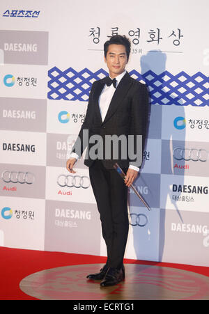 Canzone Seung-Heon, Dic 17, 2014 : sud coreano Song attore Seung-Heon pone durante un tappeto rosso in caso di Blue Dragon Film Awards a Seul, in Corea del Sud. © Lee Jae-Won/AFLO/Alamy Live News Foto Stock