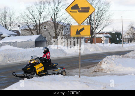 Una ski-doo incrocio in una piccola città di Québec in Canada Foto Stock