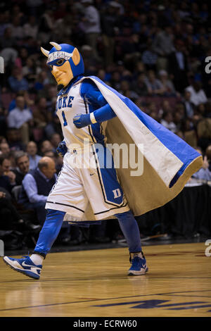 Dicembre 18, 2014: il duca diavoli blu Mascotte in azione durante il NCAA pallacanestro tra Connecticut Huskies e il duca diavoli blu all'Izod Center di East Rutherford, New Jersey. Il duca diavoli blu ha vinto 66-56. Foto Stock