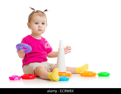 Il bambino gioca con colorati piramide isolato su bianco Foto Stock