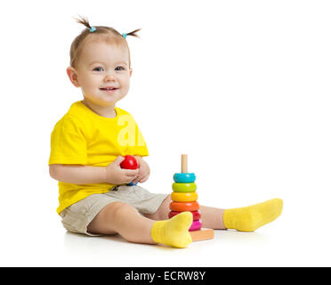 Happy baby giocando con colorate piramide di legno isolato su bianco Foto Stock