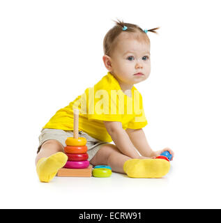 Baby girl giocando con colorati piramide isolato su bianco Foto Stock