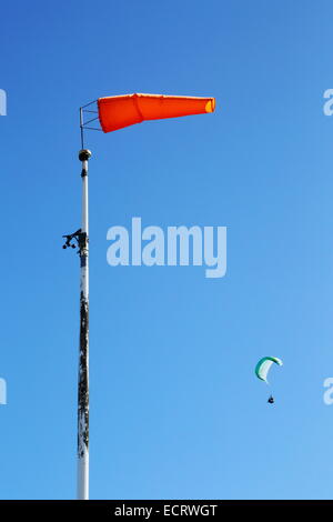 Una manica a vento di fronte a un cielo azzurro per parapendio e deltaplano sul Bald Hill, Nuovo Galles del Sud, Australia. Foto Stock