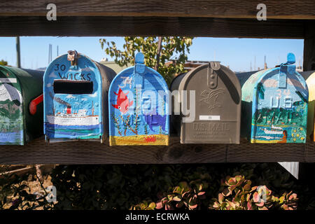 Caselle colorate per i residenti della Galilea Harbour houseboats, Sausalito, California, Stati Uniti Foto Stock