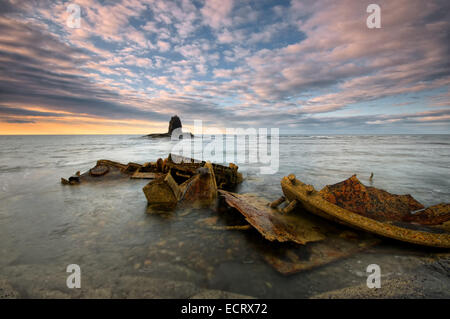 Saltwick Bay a nord Yorkshire costa caratterizzato il relitto dell'Admiral Von Tromp e Nero Nab Foto Stock