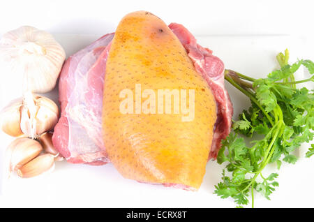 Carne di maiale cruda su sfondo bianco e verdure Foto Stock