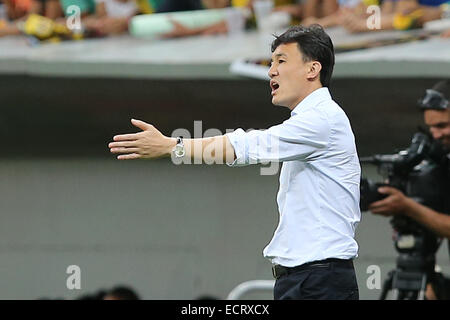 Brasilia, Brasile. Xviii Dicembre, 2014. Della Cina di head coach Hao Wei dà istruzioni durante una partita tra la Cina e il Brasile del 2014 Torneo Internazionale di Brasilia in Brasilia, capitale del Brasile, Dic 18, 2014. Il Brasile ha vinto 4-1. © Xu Zijian/Xinhua/Alamy Live News Foto Stock