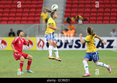 Brasilia, Brasile. Xviii Dicembre, 2014. Il Brasile è Tamires Cassia Dias Gomes (C) le teste per la palla durante una partita tra la Cina e il Brasile del 2014 Torneo Internazionale di Brasilia in Brasilia, capitale del Brasile, Dic 18, 2014. Il Brasile ha vinto 4-1. © Xu Zijian/Xinhua/Alamy Live News Foto Stock