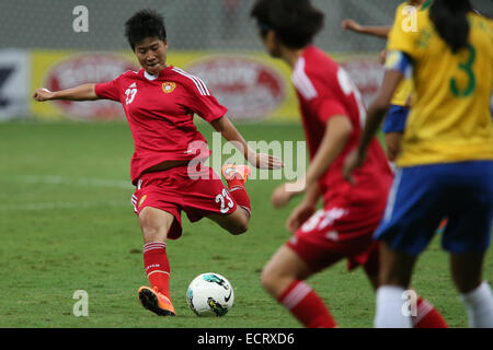 Brasilia, Brasile. Xviii Dicembre, 2014. Della Cina di Ren Guixin (1L) spara durante una partita tra la Cina e il Brasile del 2014 Torneo Internazionale di Brasilia in Brasilia, capitale del Brasile, Dic 18, 2014. Il Brasile ha vinto 4-1. © Xu Zijian/Xinhua/Alamy Live News Foto Stock