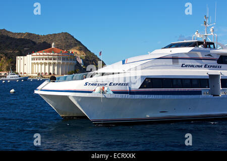 Il Catalina Express SeaCat Ferry, Starship Express che arrivano in Avalon, Isola Catalina, California, lo storico Casinò in background. Foto Stock
