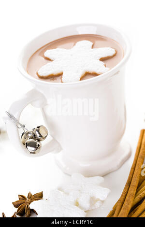 In casa la cioccolata calda guarnita con il simbolo del fiocco di neve bianco a forma di marshmallows. Foto Stock