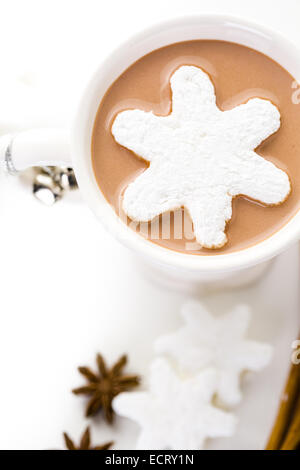 In casa la cioccolata calda guarnita con il simbolo del fiocco di neve bianco a forma di marshmallows. Foto Stock