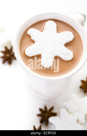 In casa la cioccolata calda guarnita con il simbolo del fiocco di neve bianco a forma di marshmallows. Foto Stock