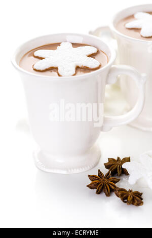 In casa la cioccolata calda guarnita con il simbolo del fiocco di neve bianco a forma di marshmallows. Foto Stock