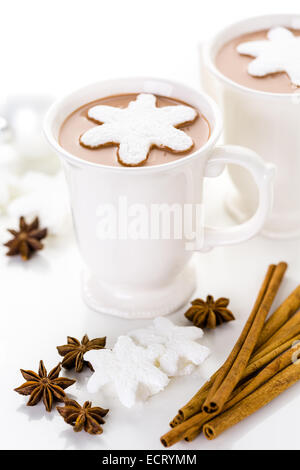 In casa la cioccolata calda guarnita con il simbolo del fiocco di neve bianco a forma di marshmallows. Foto Stock