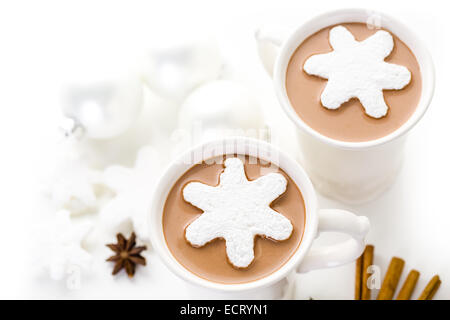 In casa la cioccolata calda guarnita con il simbolo del fiocco di neve bianco a forma di marshmallows. Foto Stock